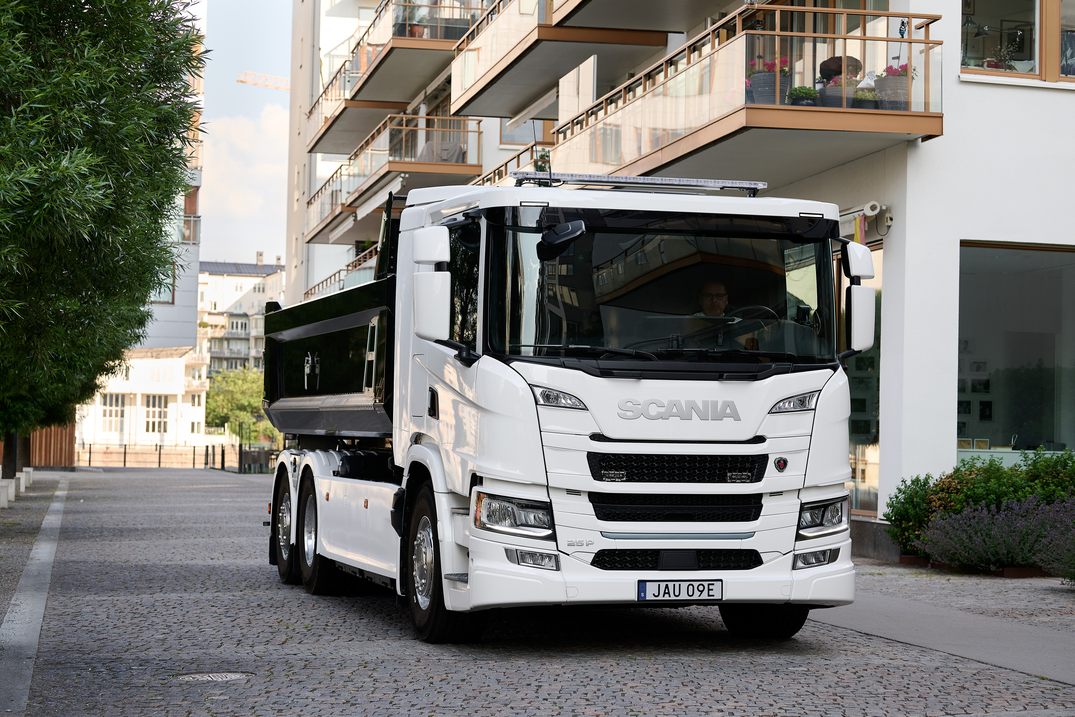 Scania 25 P BEV 6x2 rear-steer hooklift